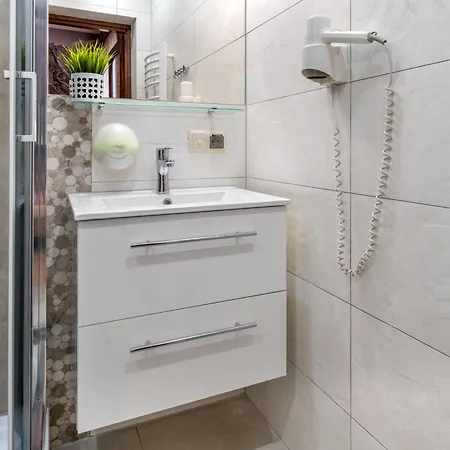 Bozena Jacuzzi & Sauna Bed & Breakfast